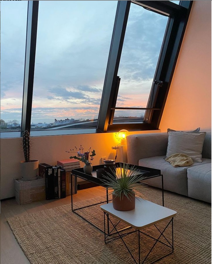 Wohnzimmer im Abendlicht mit Blick aus der Dachschräge