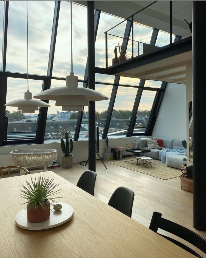 Esstisch im Tageslicht mit Blick in den Wohnbereich