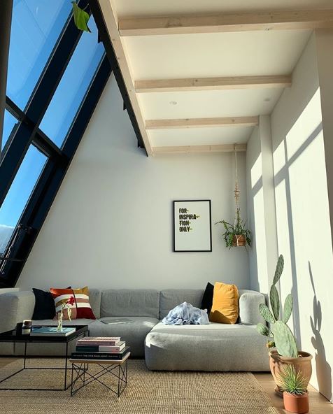 Helles Wohnzimmer mit Sofa unter der Dachschräge